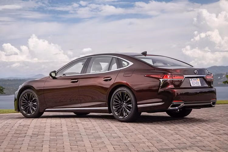 Đáng tiếc là Lexus LS500 Inspiration Series 2020 không được thay đổi về động cơ so với bản tiêu chuẩn. Xe cũng được trang bị động cơ xăng V6, tăng áp kép, dung tích 3.0 lít, sản sinh công suất tối đa 416 mã lực và mô-men xoắn cực đại 599 Nm. Nhờ đó, Lexus LS500 Inspiration Series 2020 có thể tăng tốc từ 0-96 km/h trong thời gian 4,6 giây.