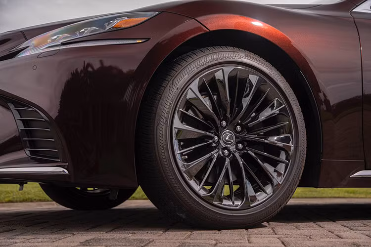 Lexus LS500 Inspiration Series 2020 đặc biệt này còn được trang bị bộ vành hợp kim 20 inch tiêu chuẩn mạ crôm màu tối. Tương tự màu sơn ngoại thất, bộ vành này cũng sẽ tỏa sáng dưới ánh nắng mặt trời.