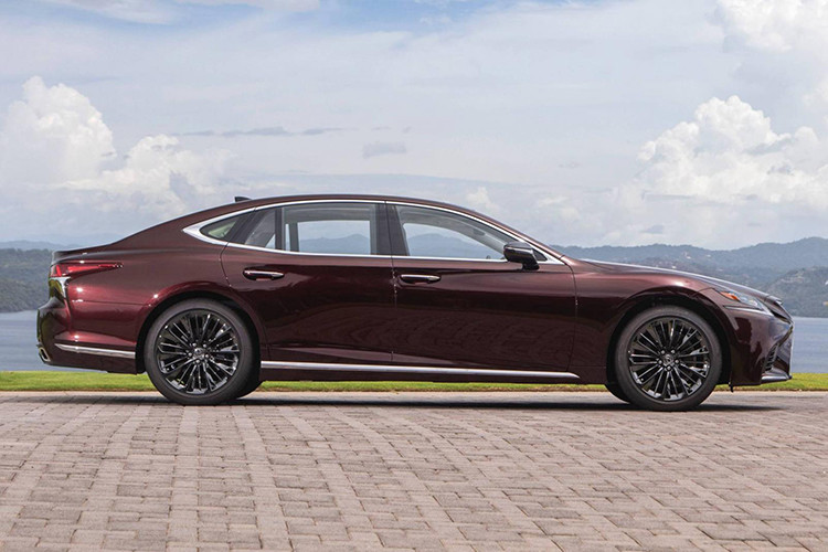 So với phiên bản thường, Lexus LS500 Inspiration Series 2020 mới sở hữu màu sơn ngoại thất và cách phối màu nội thất riêng biệt. Theo đó, điểm nhấn đáng chú ý nhất của mẫu xe sang cỡ lớn này nằm ở màu sơn đỏ Deep Garnet lần đầu tiên dùng cho Lexus LS500.