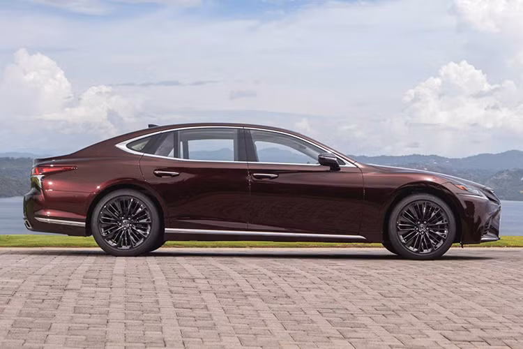 So với phiên bản thường, Lexus LS500 Inspiration Series 2020 mới sở hữu màu sơn ngoại thất và cách phối màu nội thất riêng biệt. Theo đó, điểm nhấn đáng chú ý nhất của mẫu xe sang cỡ lớn này nằm ở màu sơn đỏ Deep Garnet lần đầu tiên dùng cho Lexus LS500.