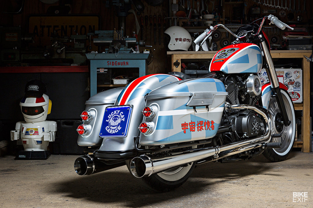 Mặt trên cùng của thùng chứa đồ, bình nhiên liệu và đầu xe đều được trang trí theo phong cách khoa học viễn tưởng thập niên 1960 với các họa tiết gọn gàng, đậm nét và kỳ lạ. Đó là một cách tiếp cận mới mẻ và siêu sáng tạo, bản độ Yamaha XV950R theo phong cách phi thuyền đồ chơi đã biến chiếc cruiser bệ vệ, to tướng trở nên sắc xảo và gần gũi hơn.