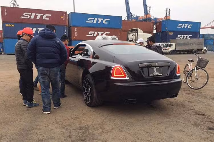 Mẫu siêu xe sang Rolls-Royce Wraith Black Badge vừa cập bến Việt Nam vẫn sẽ được trang bị động cơ W12 tăng áp kép, dung tích 6.6L, công suất tối đa 624 mã lực, mô-men xoắn 800Nm. Đi kèm với hộp số tự động ZF 8 cấp, xe có thể tăng tốc từ 0-100km/h trong vòng 4,4 giây.