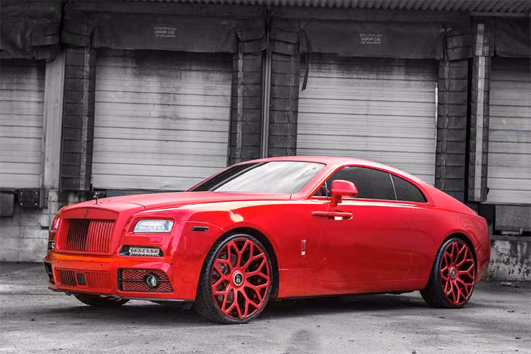 Rolls-Royce Wraith độ Mansory vẫn sử dụng động cơ V12, dung tích 6,6 lít như bản tiêu chuẩn, nhưng đã được nhà độ đến từ Đức tinh chỉnh lại giúp công suất tối đa của xe đạt mức 740 mã lực và mô-men xoắn cực đại 1.000 Nm giúp cho xe có thời gian tăng tốc từ 0-100 km/h trong vòng 4,4 giây, tốc độ tối đa 300km/h nhanh và mạnh hơn nguyên bản.