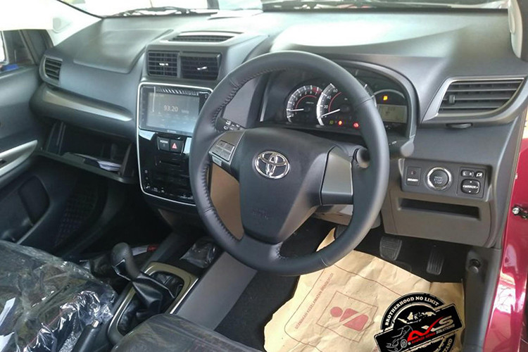 Về nội thất, bố cục chung của bảng táp-lô điều khiển gần như không thay đổi so với phiên bản hiện đang bán ra tại thị trường Việt Nam, nội thất cho vẻ cao cấp hơn trước với chi tiết ốp nhựa đen bóng ở màn hình trung tâm. Đặc biệt, Avanza 2019 đã có thêm hệ thống khởi động Start/Stop,...