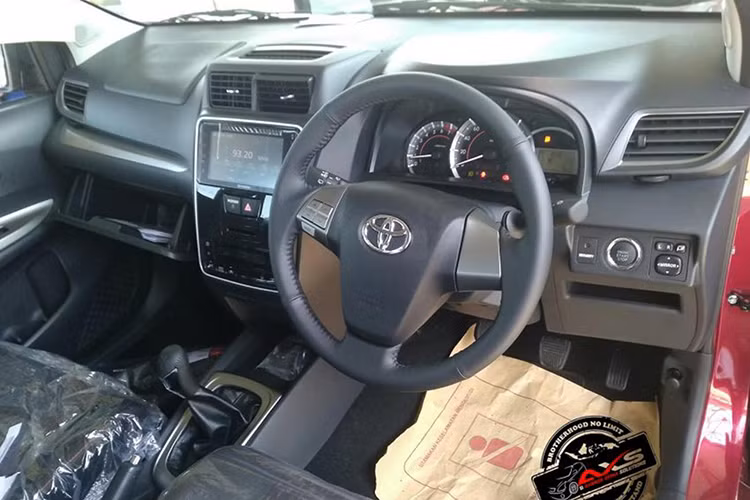 Về nội thất, bố cục chung của bảng táp-lô điều khiển gần như không thay đổi so với phiên bản hiện đang bán ra tại thị trường Việt Nam, nội thất cho vẻ cao cấp hơn trước với chi tiết ốp nhựa đen bóng ở màn hình trung tâm. Đặc biệt, Avanza 2019 đã có thêm hệ thống khởi động Start/Stop,...