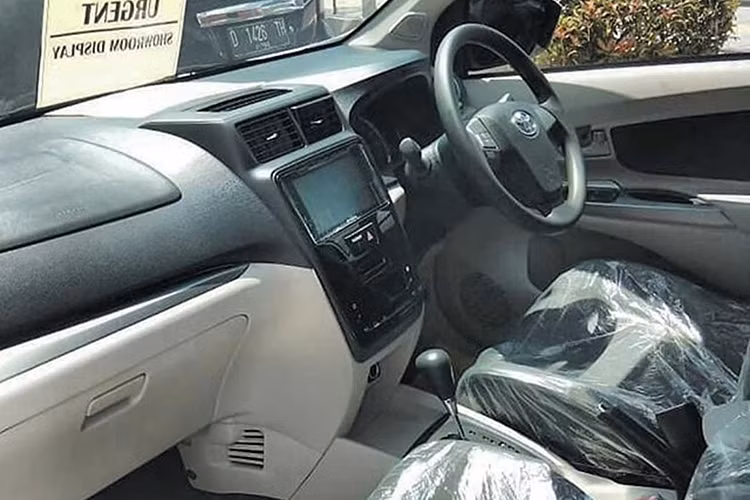 Được biết, Toyota Avanza 2019 mới được bán tại Indonesia được trang bị 2 động cơ gồm: 1.3L cho công suất tối đa (95Hp / 120 Nm) và 1.5 lít (102Hp / 136 Nm); 2 phiên bản kết hợp với hộp số sàn 5 cấp (5MT) và tự động 4 cấp (4AT) và sử dụng hệ dẫn động cầu trước (FWD).