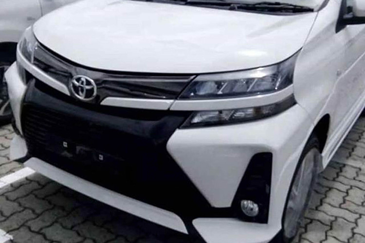 Phần đuôi xe của Toyota Avanza 2019 cũng được nâng cấp thiết kế nhờ cửa cốp cải tiến và cụm đèn hậu mở rộng, nối với nhau bằng một thanh mạ crôm sáng bóng. Thiết kế mới của cụm đèn hậu giúp phần đuôi xe của Toyota Avanza 2019 như rộng hơn trước. Cuối cùng là cụm đèn phản quang mới với thiết kế hình tròn, nằm trong hốc màu đen nằm dọc.