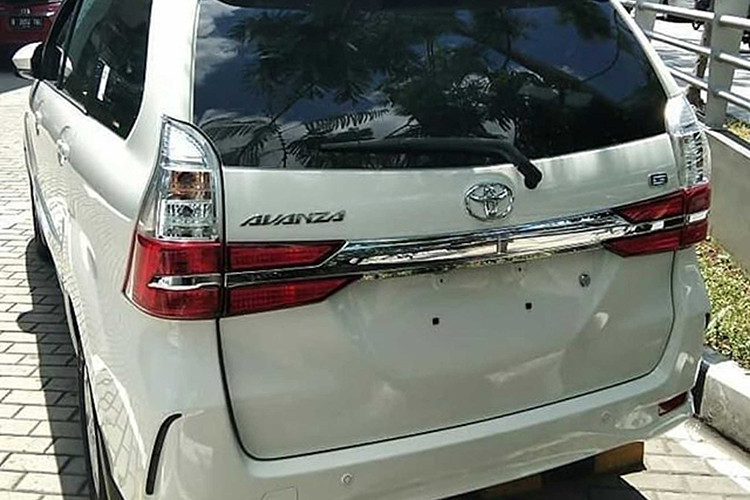 Qua những hình ảnh có thể thấy Toyota Avanza 2019 sở hữu thiết kế táo bạo hơn phiên bản cũ, đặc biệt ở phần đầu xe. Tại đây, Toyota Avanza 2019 sở hữu hệ thống đèn pha chia đôi thành 2 tầng, tương tự trang bị của mẫu MPV hạng sang Alphard 2018. Nằm giữa cụm đèn pha độc đáo hơn là lưới tản nhiệt hoàn toàn mới. Bên dưới lại xuất hiện cản trước tái thiết kế nhằm tạo sự tương đồng với những sản phẩm Toyota mới.