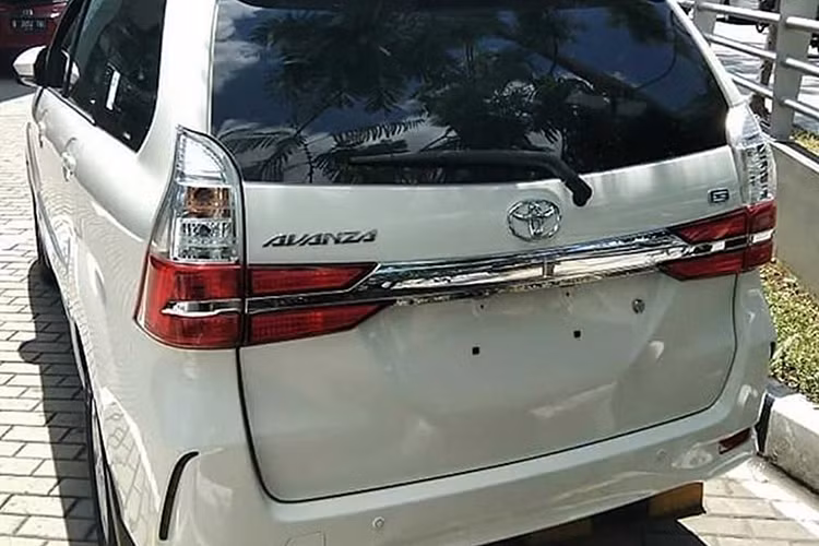 Qua những hình ảnh có thể thấy Toyota Avanza 2019 sở hữu thiết kế táo bạo hơn phiên bản cũ, đặc biệt ở phần đầu xe. Tại đây, Toyota Avanza 2019 sở hữu hệ thống đèn pha chia đôi thành 2 tầng, tương tự trang bị của mẫu MPV hạng sang Alphard 2018. Nằm giữa cụm đèn pha độc đáo hơn là lưới tản nhiệt hoàn toàn mới. Bên dưới lại xuất hiện cản trước tái thiết kế nhằm tạo sự tương đồng với những sản phẩm Toyota mới.