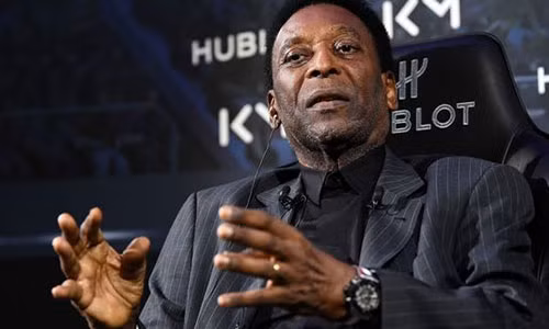 NONG: “Vua bong da” Pele phai nhap vien khan cap