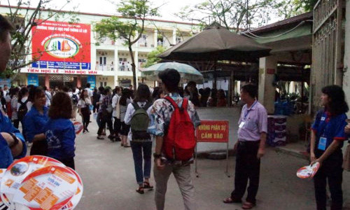 Hang tram nghin nguoi khong thi nhung lo lang, hoi hop hon ca si tu
