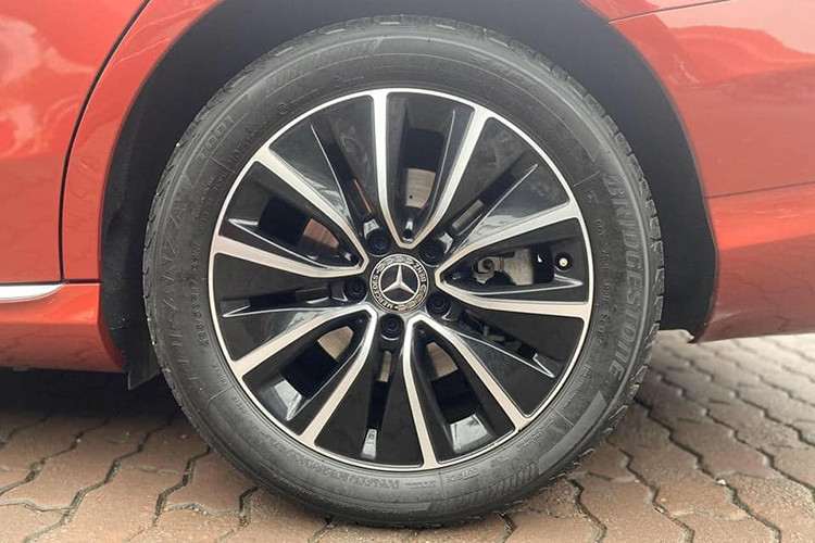 Cản trước/sau của Mercedes-Benz C-Class 2019 cũng được sửa đổi lại thiết kế mang phong cách trẻ trung hơn so với thế hệ trước đây. Đèn hậu của của mẫu xe sang này cũng được sửa đổi nhẹ thiết kế trong đẹp mắt và ấn tượng hơn. Xe được trang bị mâm 5 chấu kép 2 tông màu (17 inch)...