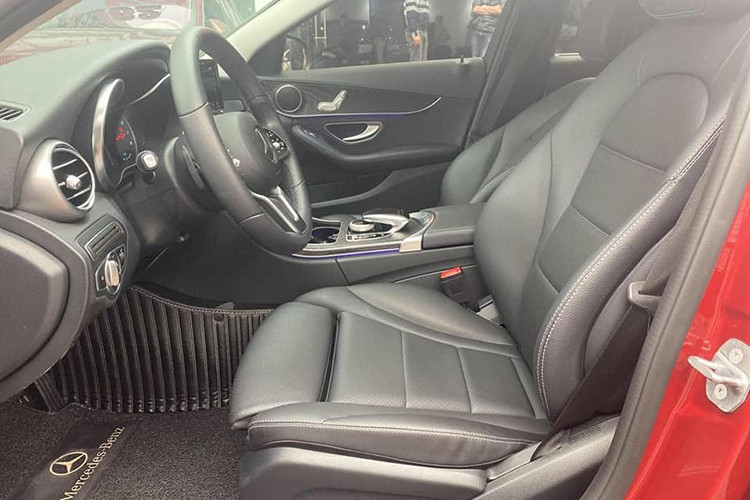 Xe cũng được hỗ trợ sạc điện thoại không dây qua chuẩn Qi và kết nối Apple CarPlay/Android Auto, chìa khóa và nút khởi động sang trọng, tinh xảo hơn. Bên cạnh đó là hệ thống dẫn đường tích hợp bản đồ 3D sống động và trực quan độc quyền cho Việt Nam. Các trang bị an toàn của xe cũng được Mercedes-Benz nâng cấp mới nhất cho người sử dụng...