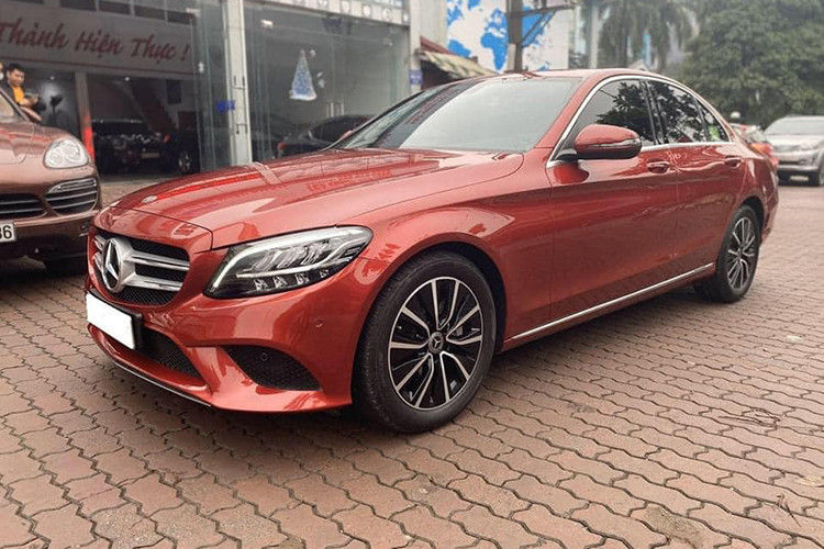 Được Mercedes-Benz Việt Nam chính thức giới thiệu phiên bản nâng cấp của mẫu xe Mercedes-Benz C200 2019 mới vào đầu năm ngoái, đây được xem là đối thủ của "người đồng hương" BMW 3-Series và là mẫu xe sedan hạng sang tầm trung bán khá chạy của thương hiệu ngôi sao 3 cách trong nhiều năm qua.
