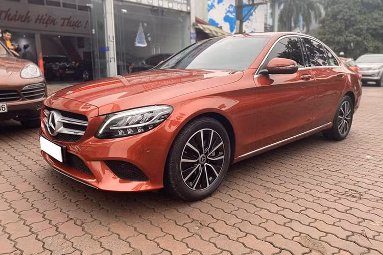 Được Mercedes-Benz Việt Nam chính thức giới thiệu phiên bản nâng cấp của mẫu xe Mercedes-Benz C200 2019 mới vào đầu năm ngoái, đây được xem là đối thủ của "người đồng hương" BMW 3-Series và là mẫu xe sedan hạng sang tầm trung bán khá chạy của thương hiệu ngôi sao 3 cách trong nhiều năm qua.