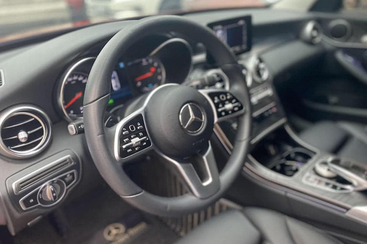 Mercedes-Benz C200 2019 được trang bị tay lái với thiết kế mới, tích hợp 2 nút điều khiển cảm ứng trên tay lái (Touch Control Buttons), giúp người lái dễ dàng điều khiển các tính năng của xe mà không bị sao nhãng. Tính năng ga tự động và giới hạn tốc độ nay cũng được tích hợp lên tay lái.