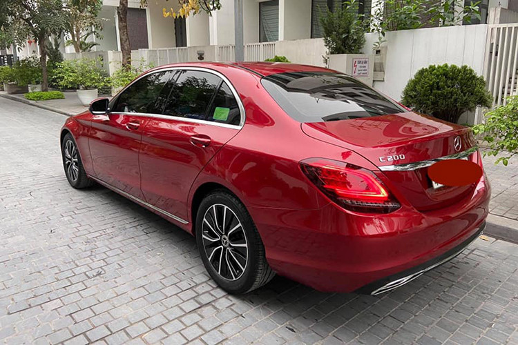 Những chiếc xe sang Mercedes-Benz C-Class 2019 mới xuất hiện khá hiếm trên sàn xe cũ bởi nó mới ra mắt chưa lâu, những chiếc xe bán ra chủ yếu đã qua vài năm lăn bánh hoặc sâu hơn. Mới đây chiếc Mercedes-Benz C200 2019 chạy lướt chỉ khoảng 10.000km và đã ra biển số tại Hà Nội được chào bán, khiến nhiều người dùng quan tâm.