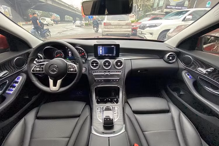 Bên trong nội thất của xe được ốp thêm gỗ có thể là loại gỗ hạt dẻ hay gỗ sồi Open Pore. Màn hình cảm ứng trung tâm nâng kích thước lên 10,25 inch mang đến cảm giác thoải mái hơn khi điều khiển so với màn hình cũ. Vô-lăng tích hợp thêm 2 phím điều khiển chức năng là ga tự động và giới hạn tốc độ. Phía sau vô-lăng là màn hình kỹ thuật số toàn phần với kích thước 12,3 inch.