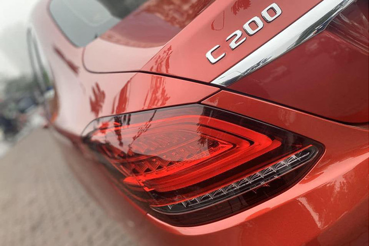 Về ngoại hình, do ít sử dụng nên ngoại thất của xe còn gần như mới với màu đỏ đun, các chi tiết đều nguyên bản. Mercedes-Benz C200 2019 được trang bị một số tính năng trên dòng sedan đầu bảng Mercedes-Benz S-Class. Tuy nhiên trên phiên bản này, xe vẫn dùng đèn LED bình thường, không được đầu tư hệ thống đèn chiếu sáng Multibeam LED trên phiên bản cao cấp hơn là C200 Exclusive 2019.