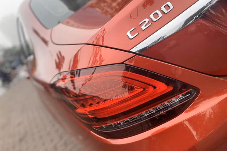 Về ngoại hình, do ít sử dụng nên ngoại thất của xe còn gần như mới với màu đỏ đun, các chi tiết đều nguyên bản. Mercedes-Benz C200 2019 được trang bị một số tính năng trên dòng sedan đầu bảng Mercedes-Benz S-Class. Tuy nhiên trên phiên bản này, xe vẫn dùng đèn LED bình thường, không được đầu tư hệ thống đèn chiếu sáng Multibeam LED trên phiên bản cao cấp hơn là C200 Exclusive 2019.