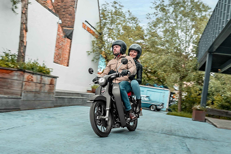 Mức giá xe Honda Super Cub C125 2025 chưa công bố chính thức tại thị trường Nhật bản, xe sẽ có các màu sắc mới như Pearl Bosphorus Blue (xanh biển, yên đỏ), Matte Axis Gray Metallic (xám) và Nebula Pearl (đỏ).