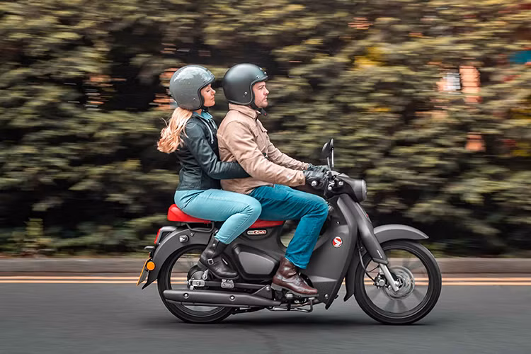 Honda Super Cub C125 2025 cũng được trình làng ở Việt Nam ngày 7/11/2024 nhập khẩu từ Thái Lan với giá bán từ 86,292 triệu đến 88,89 triệu đồng tùy phiên bản và mức thuế VAT. 