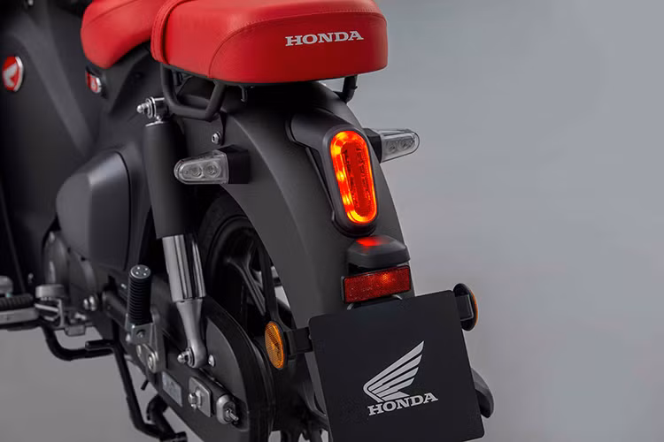 Xe trang bị động cơ 123cc 4 kỳ SOHC 2 van, 1 xi-lanh, làm mát bằng không khí, cho công suất tối đa 9.8 PS tại 7,500 vòng/phút và mô-men xoắn tối đa 10 Nm tại 6,250 vòng/phút.