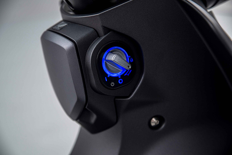 Phiên bản mới của mẫu xe máy Honda Super Cub C125 2025 lần này đã được cải tiến động cơ từ mẫu xe năm 2021, lấy cảm hứng từ "xe máy khỉ" Honda Monkey.