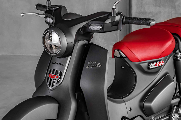 Động cơ xe có hành trình piston dài hơn, giúp tăng công suất tối đa và cải thiện hiệu suất nhiên liệu, đồng thời giảm thiểu khí thải. Ngoài ra, hệ thống phanh ABS trên bánh trước cũng được trang bị nhằm tăng cường sự an toàn khi sử dụng.