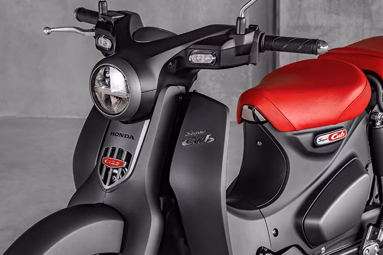 Động cơ xe có hành trình piston dài hơn, giúp tăng công suất tối đa và cải thiện hiệu suất nhiên liệu, đồng thời giảm thiểu khí thải. Ngoài ra, hệ thống phanh ABS trên bánh trước cũng được trang bị nhằm tăng cường sự an toàn khi sử dụng.