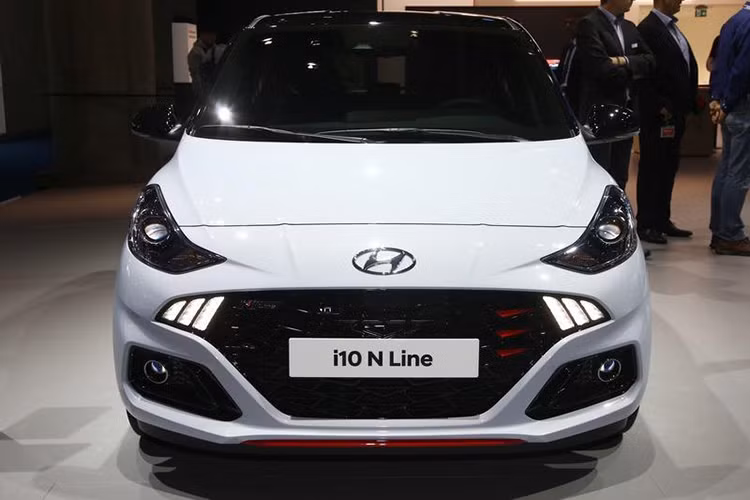 Bên ngoài, Hyundai i10 N Line 2020 có những đặc điểm nhận dạng không thể trộn lẫn với bản tiêu chuẩn. Cũng được trang bị lưới tản nhiệt trước Cascading Grille khá rộng như bản tiêu chuẩn nhưng Hyundai i10 N Line 2020 lại đi kèm đèn LED định vị ban ngày dạng 3 thanh nằm dọc thay vì hình tròn. 