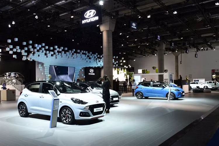 Thứ hai là động cơ MPi 4 xi-lanh, dung tích 1,2 lít với công suất tối đa 82 mã lực và mô-men xoắn cực đại 118 Nm. Động cơ này kết hợp với hộp số sàn 5 cấp hoặc tự động 5 cấp. Hiện giá xe Hyundai i10 N Line 2020 vẫn chưa được công bố. Khi mua mẫu xe này, khách hàng có thể chọn 1 trong 6 màu sơn ngoại thất.