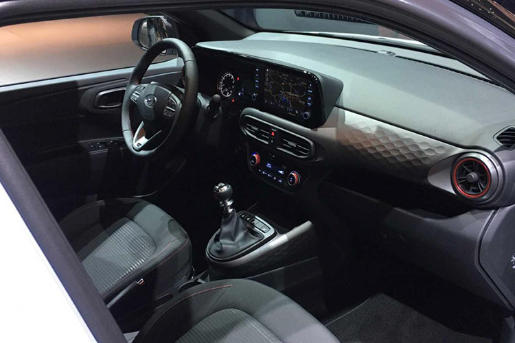 Bước vào bên trong Hyundai i10 N Line 2020, khách hàng được chào đón bằng vô lăng mới với logo "N" ở dưới đáy như dấu hiệu nhận biết. Tương tự ngoại thất, nội thất cũng có nhiều chi tiết màu đỏ tương phản như cần số, viền cửa gió điều hòa hay chỉ khâu ghế.