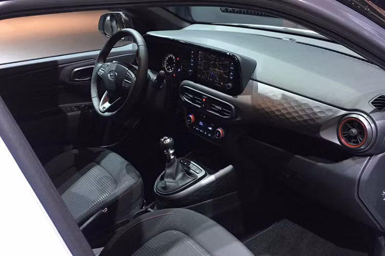 Bước vào bên trong Hyundai i10 N Line 2020, khách hàng được chào đón bằng vô lăng mới với logo "N" ở dưới đáy như dấu hiệu nhận biết. Tương tự ngoại thất, nội thất cũng có nhiều chi tiết màu đỏ tương phản như cần số, viền cửa gió điều hòa hay chỉ khâu ghế.