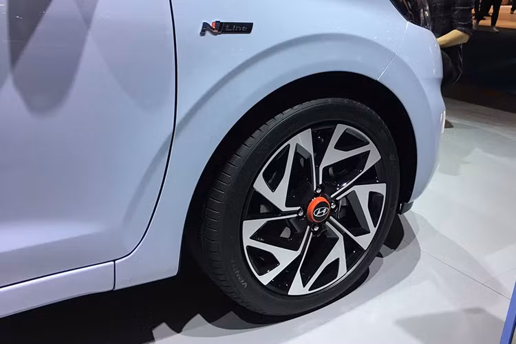 Những chi tiết đáng chú ý khác trong thiết kế ngoại thất của Hyundai i10 N Line 2020 bao gồm điểm nhấn màu đỏ trên cản va và hốc đèn sương mù trước. Tiếp đến là bộ vành hợp kim 16 inch mà hãng Hyundai phát triển dành riêng cho i10 N Line 2020, logo "i10" màu đỏ, tấm ốp bảo vệ gầm và bộ khuếch tán gió sau.