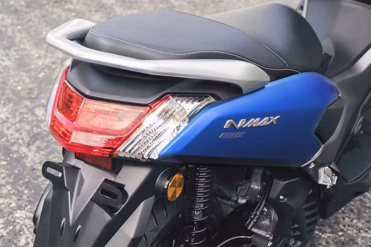 Trên phiên bản mới nhất, NMAX 155 mới cũng được hãng xe máy Yamaha trang bị bộ yên cải tiến. Không chỉ đẹp mắt hơn với viền chần chỉ màu tương phản và logo NMAX dập nổi, bộ yên mới còn có đệm mút được cải tiến. Ngăn chứa đồ của cuả xe khá rộng có thể đựng vừa hai mũ bảo hiểm nửa đầu, đóng/mở thông qua một nút bấm.