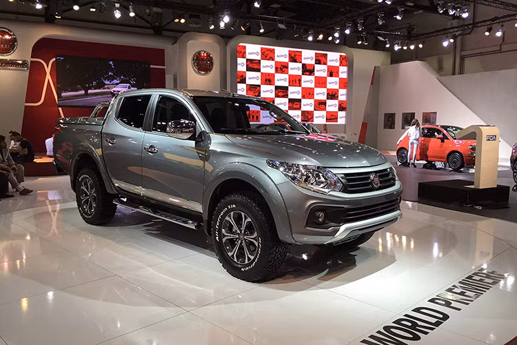 Xe được trang bị đèn pha bi-Xenon, đèn sương mù phía trước và đèn chiếu sáng ban ngày. Nhìn chung, Fiat Fullback Cross phiên bản thương mại có thiết kế rất quen thuộc, mặc dù đây là mẫu bán tải hoàn toàn mới mà Fiat ra mắt lần đầu tiên trên thị trường Thế giới.