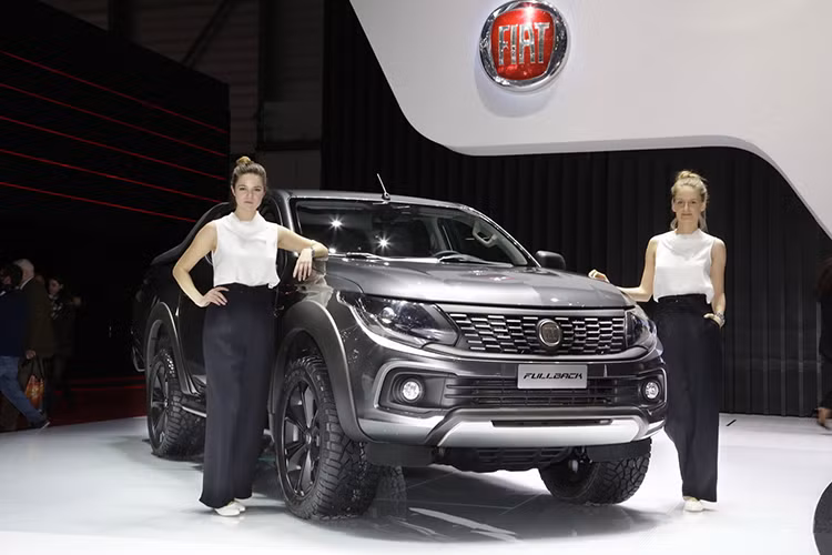 Được xây dựng trên nền tảng của mẫu xe Mitsubishi L200 (Triton), chính vì vậy chiếc bán tải mới của Fiat này có ngoại hình rất giống Triton. So với Mitsubishi Triton, Fiat Fullbak Cross có đôi chút khác biệt trên thiết kế lưới tản nhiệt ở đầu xe, cản trước mới, thùng xe thiết kế lại đi cùng quây thùng sơn đen phong cách thể thao.