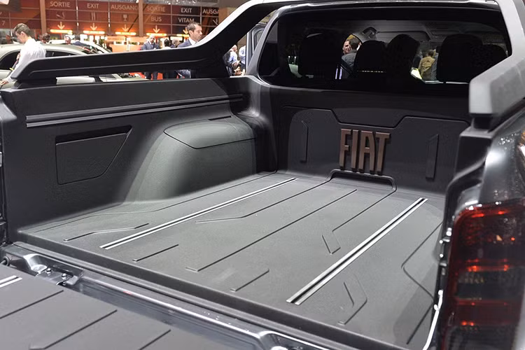 Về mặt công nghệ, Fullback Cross được trang bị nhiều tính năng tiêu chuẩn, bao gồm 7 túi khí, hệ thống chống bó cứng phanh ABS, cân bằng điện tử EBD, ổn định thân xe TSA, LDW (cảnh báo làn) và tích hợp tính năng điều khiển hành trình. Cruiser control.