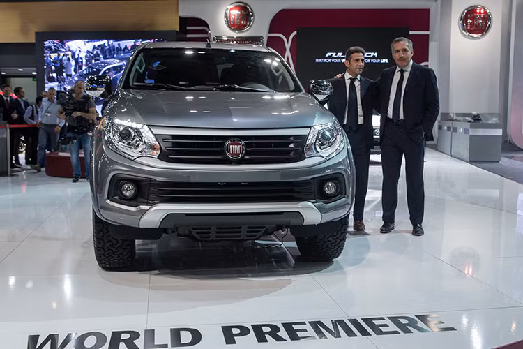 Sau khi ra mắt dưới dạng concept tại triển lãm Geneva 2016, mẫu xe bán tải cỡ trung của thương hiệu Fiat vừa qua đã chính thức ra mắt khách hàng với tên gọi Fullback Cross. Sau khi được giới thiệu ở Geneva Motor Show 2017, phiên bản thương mại của chiếc Fiat Fullback Cross sẽ có mặt trên thị trường từ mùa hè này.