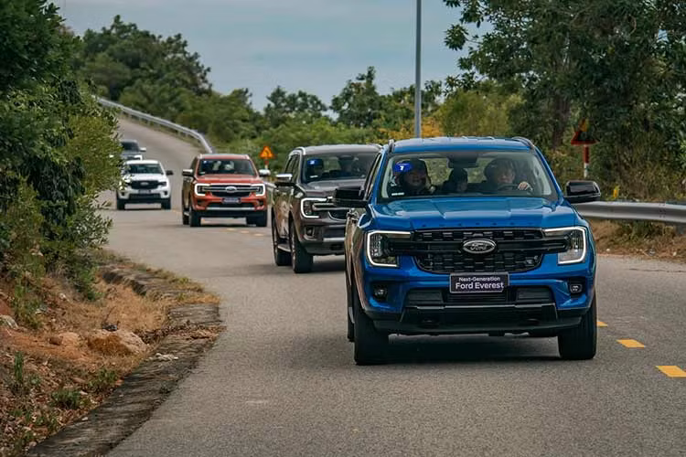 Mua SUV 7 cho, chon Ford Everest, Toyota Fortuner hay Hyundai SantaFe?-Hinh-7