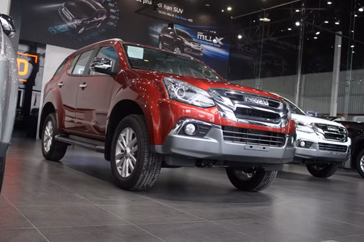 Cũng giống như "người anh em" D-max, Isuzu mu-X chỉ thoát ế một tháng thành công rồi lại ngậm ngùi quay về vị trí quen thuộc. Trong tháng 2 vừa qua, mẫu xe này bán được 17 chiếc, trong đó 5 xe ở thị trường miền Bắc và tới 12 xe tại thị trường miền Nam.