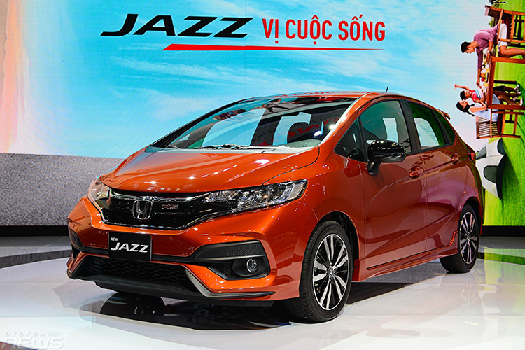 Được xe là đối thủ cạnh tranh trực tiếp với Toyota Yaris tại Việt Nam. Tuy nhiên, Honda Jazz lại liên tục lọt vào top xe bán chậm. Trong tháng 2, chỉ có 19 xe Jazz lăn bánh tại Việt Nam trong đó có 12 xe tại miền Bắc, 1 xe tại miền Trung và 6 xe tại miền Nam.