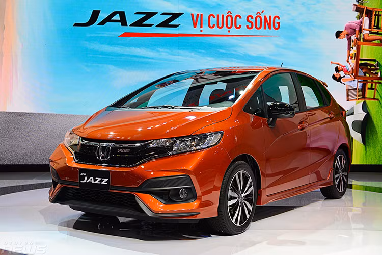 Được xe là đối thủ cạnh tranh trực tiếp với Toyota Yaris tại Việt Nam. Tuy nhiên, Honda Jazz lại liên tục lọt vào top xe bán chậm. Trong tháng 2, chỉ có 19 xe Jazz lăn bánh tại Việt Nam trong đó có 12 xe tại miền Bắc, 1 xe tại miền Trung và 6 xe tại miền Nam.