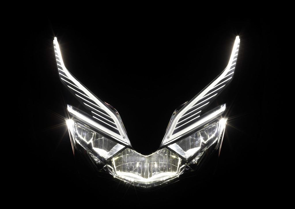 Toàn bộ hệ thống chiếu sáng trên Forza 125 2018 đều là loại đèn LED.