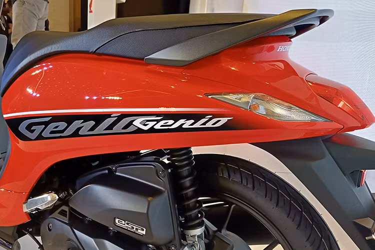 Về động cơ, Honda Genio 110 mới sử dụng một trái tim gần giống như mẫu xe tay ga Honda Scoopy, nhưng được cải tiến để hoạt động hiệu quả hơn với con số tiêu thụ nhiên liệu cực kỳ tiết kiệm là 1,69 lít/100 km. 