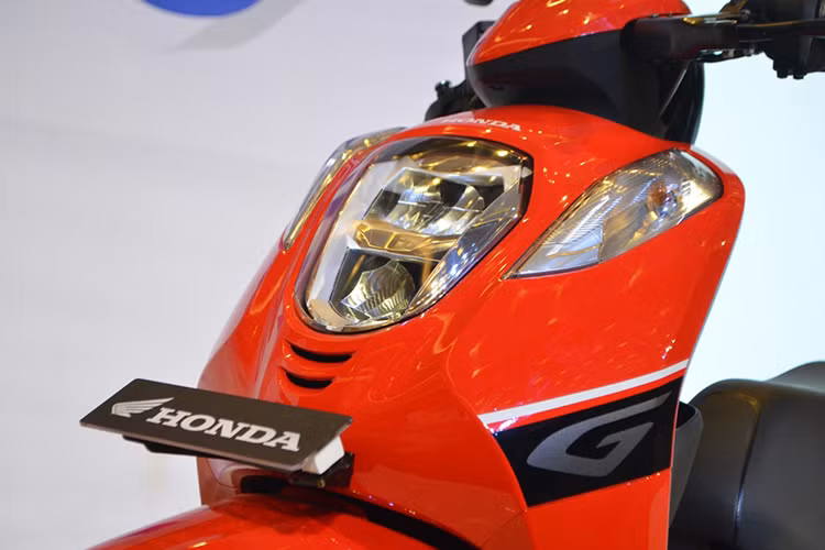 Xe sở hữu dài 1.869 mm, rộng 692 mm, cao 1.061 mm. Chiều dài cơ sở 1.256 mm, độ cao yên 740 mm, khoảng sáng gầm 147 mm. Đèn pha xe được bố trí ngay trên mặt nạ, ứng dụng công nghệ LED có thiết kế bo tròn, hai bên là đèn xi nhan. Trong khu đó đèn phanh được bố trí ở đuôi xe, đèn xinhan sau thiết kế sắc sảo, tách rời ở hai bên xe.