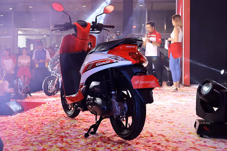 Tại thị trường Philippines, giá xe ga Honda Genio hiện được niêm yết từ 72.900 Peso (tương đương 32,5 triệu đồng), cao hơn một chút so với "người anh em" là Honda Vision đang bán ra khá chạy tại Việt Nam.