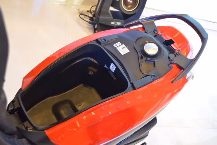 Trọng lượng khô của xe là 89 kg cho bản phanh CBS và 90 kg cho bản ISS, không gian cốp cho 14 lít để chứa đồ. Bình xăng dung tích 4,2 lít được trang bị phía sau giống Honda Vision đang bán tại Việt Nam.