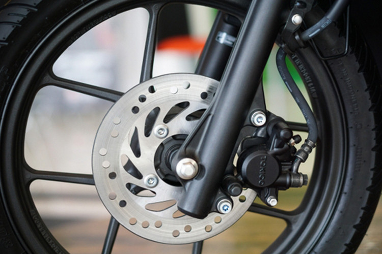 Bánh xe cỡ 14 inch với lốp trước 80/90 và 90/90 phía sau, Honda Genio 2019 mới sử dụng phanh đĩa thủy lực duy nhất ở phía trước và phanh tang trống cổ điển ở phía sau, cùng với đó là bộ phuộc ống lồng trước kích thước nhỏ và lò xo trụ đơn ở phía sau.